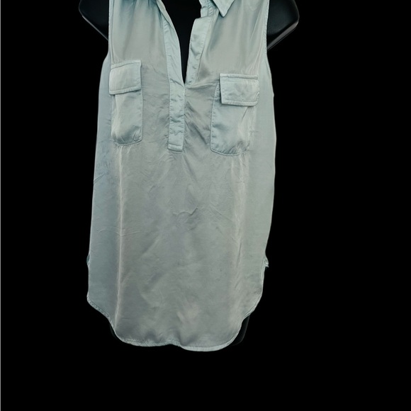 Light blue blouse size Medium, front pockets & sleeveless - Picture 2 of 8